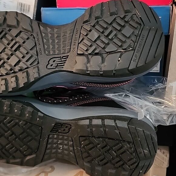 New Balance comp toe slip resistant size 9.5 tried on once - Picture 6 of 8
